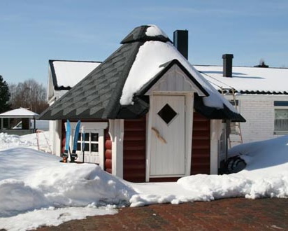 Holzhütte als Kinderkota